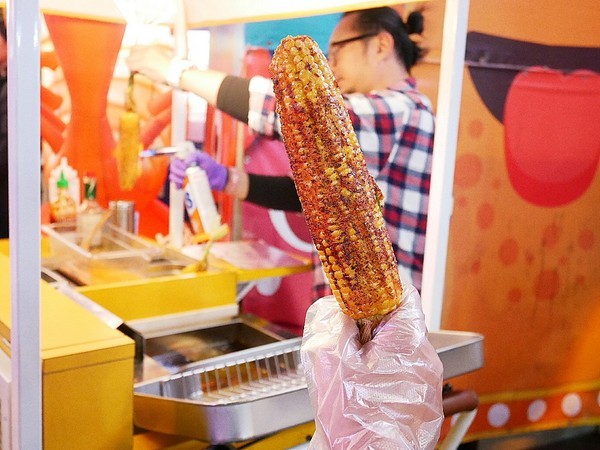 辮子玉米 SEE YOU TOMORROW(逢甲貨櫃市集店)：辮子玉米 SEE YOU TOMORROW-逢甲歡樂星超夯辮子玉米  小吃大變身  傳統平民美食新吃法