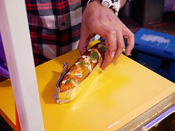 辮子玉米 SEE YOU TOMORROW(逢甲貨櫃市集店)：辮子玉米 SEE YOU TOMORROW-逢甲歡樂星超夯辮子玉米  小吃大變身  傳統平民美食新吃法