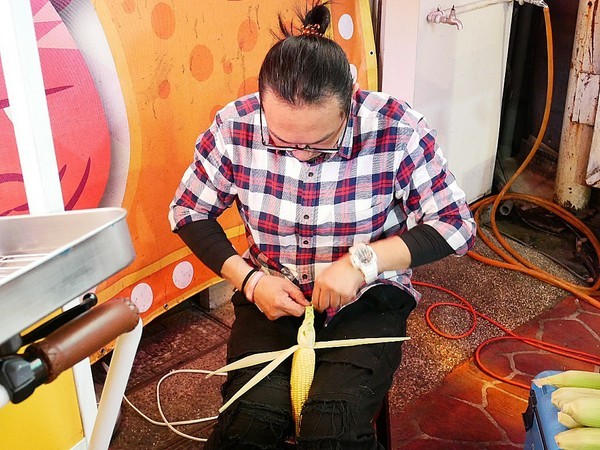 辮子玉米 SEE YOU TOMORROW(逢甲貨櫃市集店)：辮子玉米 SEE YOU TOMORROW-逢甲歡樂星超夯辮子玉米  小吃大變身  傳統平民美食新吃法