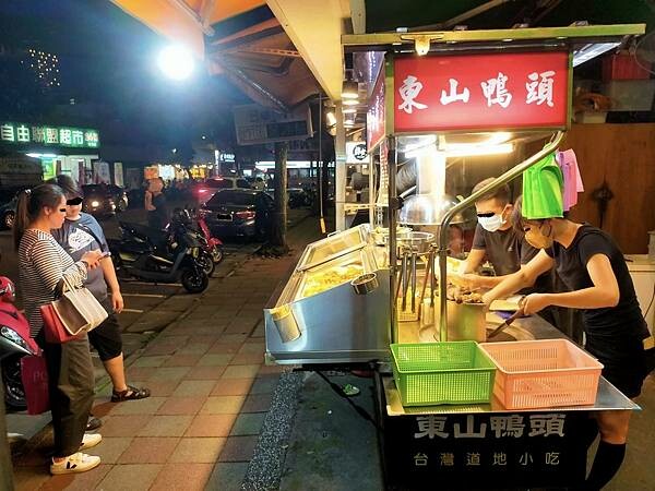 新北鶯歌麥光東山鴨頭~台灣道地小吃~在遠就能聞到獨特的甜鹹味