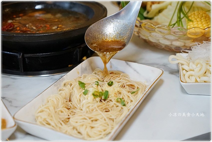 海鮮珠寶盒好華麗！台中火鍋浮誇無極限，豪華海鮮珠寶盒+20盎司肉品，「夢幻逸品」雙人套餐浪漫來襲~