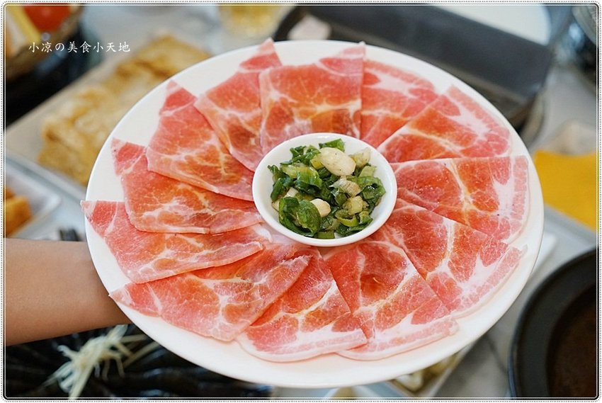 海鮮珠寶盒好華麗！台中火鍋浮誇無極限，豪華海鮮珠寶盒+20盎司肉品，「夢幻逸品」雙人套餐浪漫來襲~