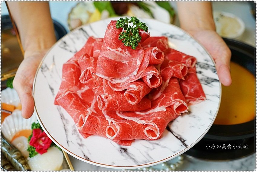 海鮮珠寶盒好華麗！台中火鍋浮誇無極限，豪華海鮮珠寶盒+20盎司肉品，「夢幻逸品」雙人套餐浪漫來襲~