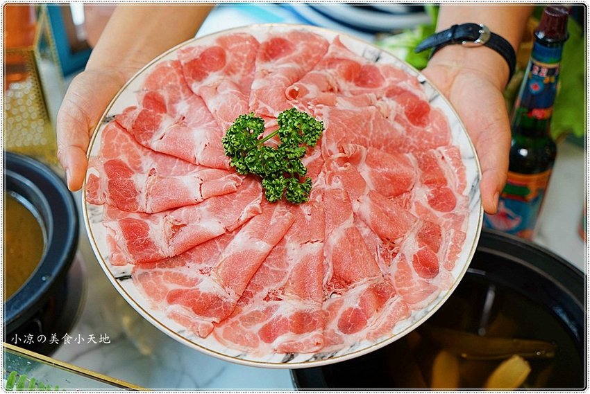 海鮮珠寶盒好華麗！台中火鍋浮誇無極限，豪華海鮮珠寶盒+20盎司肉品，「夢幻逸品」雙人套餐浪漫來襲~