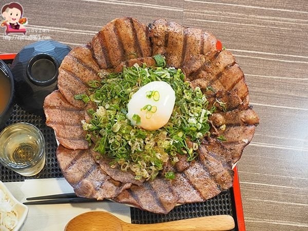 桃園小巨蛋美食-丼Fun「日本式丼ご飯」桃園店-IG爆紅重量級肉肉丼飯,炙燒牛排.鹽蔥牛舌令人驚艷 (邀約) @民宿女王芽月-美食.旅遊.全台趴趴走