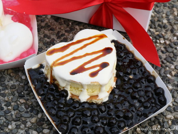 幸福堂 蛋糕菓子燒 黑糖珍珠牛奶專賣店：新竹美食│幸福堂〃城隍廟超人氣排隊店，除了招牌焰遇黑糖珍珠鮮奶，還有心動舒芙蕾新上市！