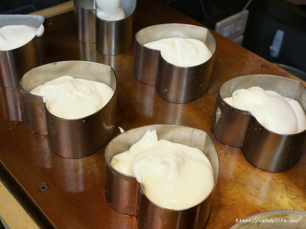 幸福堂 蛋糕菓子燒 黑糖珍珠牛奶專賣店：新竹美食│幸福堂〃城隍廟超人氣排隊店，除了招牌焰遇黑糖珍珠鮮奶，還有心動舒芙蕾新上市！