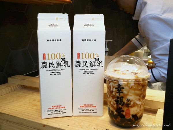 幸福堂 蛋糕菓子燒 黑糖珍珠牛奶專賣店：新竹美食│幸福堂〃城隍廟超人氣排隊店，除了招牌焰遇黑糖珍珠鮮奶，還有心動舒芙蕾新上市！