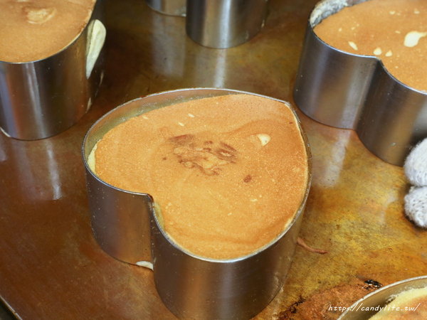 幸福堂 蛋糕菓子燒 黑糖珍珠牛奶專賣店：新竹美食│幸福堂〃城隍廟超人氣排隊店，除了招牌焰遇黑糖珍珠鮮奶，還有心動舒芙蕾新上市！