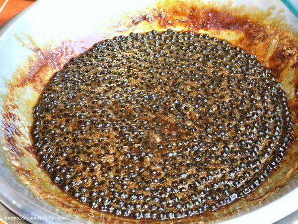 幸福堂 蛋糕菓子燒 黑糖珍珠牛奶專賣店：新竹美食│幸福堂〃城隍廟超人氣排隊店，除了招牌焰遇黑糖珍珠鮮奶，還有心動舒芙蕾新上市！