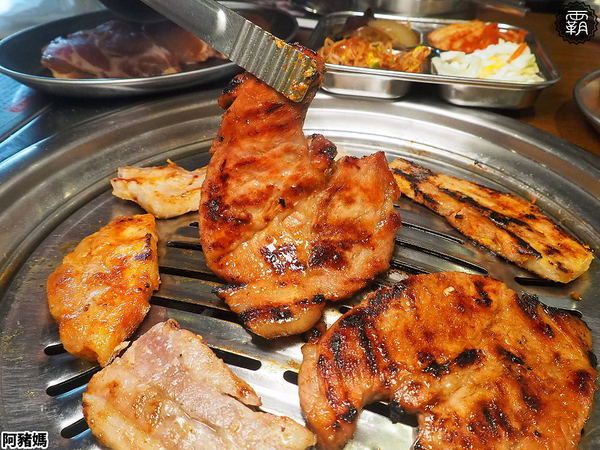 阿豬媽아줌마韓式烤肉x火鍋吃到飽(總店)： 阿豬媽韓式烤肉火鍋吃到飽，中友商圈燒烤吃到飽，韓國老闆醃漬醬肉，多達40種食材！