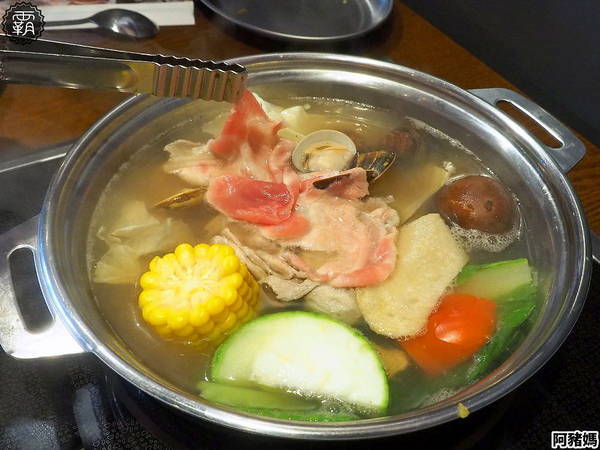 阿豬媽아줌마韓式烤肉x火鍋吃到飽(總店)： 阿豬媽韓式烤肉火鍋吃到飽，中友商圈燒烤吃到飽，韓國老闆醃漬醬肉，多達40種食材！