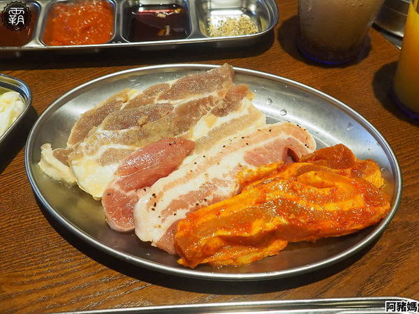 阿豬媽아줌마韓式烤肉x火鍋吃到飽(總店)： 阿豬媽韓式烤肉火鍋吃到飽，中友商圈燒烤吃到飽，韓國老闆醃漬醬肉，多達40種食材！