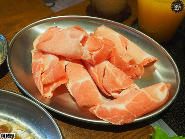 阿豬媽아줌마韓式烤肉x火鍋吃到飽(總店)： 阿豬媽韓式烤肉火鍋吃到飽，中友商圈燒烤吃到飽，韓國老闆醃漬醬肉，多達40種食材！