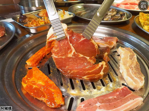 阿豬媽아줌마韓式烤肉x火鍋吃到飽(總店)： 阿豬媽韓式烤肉火鍋吃到飽，中友商圈燒烤吃到飽，韓國老闆醃漬醬肉，多達40種食材！