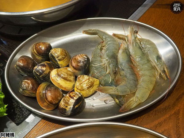 阿豬媽아줌마韓式烤肉x火鍋吃到飽(總店)： 阿豬媽韓式烤肉火鍋吃到飽，中友商圈燒烤吃到飽，韓國老闆醃漬醬肉，多達40種食材！