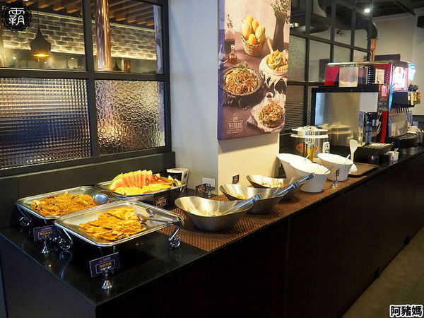 阿豬媽아줌마韓式烤肉x火鍋吃到飽(總店)： 阿豬媽韓式烤肉火鍋吃到飽，中友商圈燒烤吃到飽，韓國老闆醃漬醬肉，多達40種食材！
