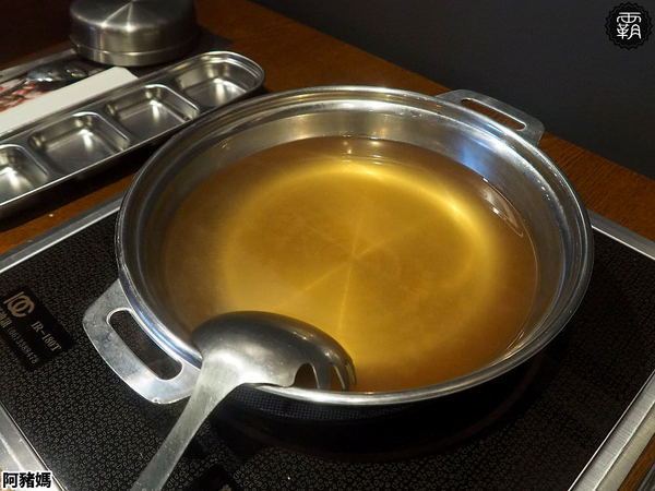 阿豬媽아줌마韓式烤肉x火鍋吃到飽(總店)： 阿豬媽韓式烤肉火鍋吃到飽，中友商圈燒烤吃到飽，韓國老闆醃漬醬肉，多達40種食材！