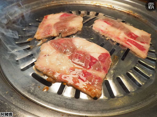 阿豬媽아줌마韓式烤肉x火鍋吃到飽(總店)： 阿豬媽韓式烤肉火鍋吃到飽，中友商圈燒烤吃到飽，韓國老闆醃漬醬肉，多達40種食材！