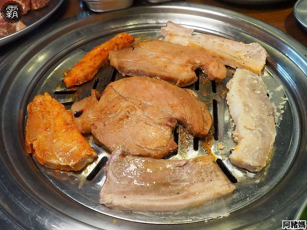 阿豬媽아줌마韓式烤肉x火鍋吃到飽(總店)： 阿豬媽韓式烤肉火鍋吃到飽，中友商圈燒烤吃到飽，韓國老闆醃漬醬肉，多達40種食材！