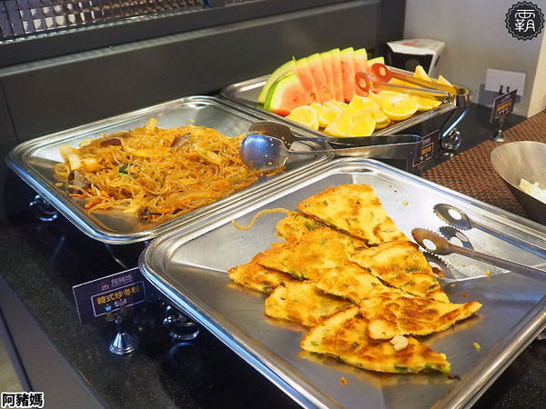 阿豬媽아줌마韓式烤肉x火鍋吃到飽(總店)： 阿豬媽韓式烤肉火鍋吃到飽，中友商圈燒烤吃到飽，韓國老闆醃漬醬肉，多達40種食材！