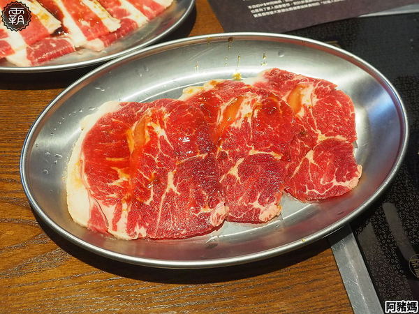 阿豬媽아줌마韓式烤肉x火鍋吃到飽(總店)： 阿豬媽韓式烤肉火鍋吃到飽，中友商圈燒烤吃到飽，韓國老闆醃漬醬肉，多達40種食材！