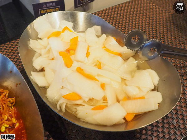 阿豬媽아줌마韓式烤肉x火鍋吃到飽(總店)： 阿豬媽韓式烤肉火鍋吃到飽，中友商圈燒烤吃到飽，韓國老闆醃漬醬肉，多達40種食材！