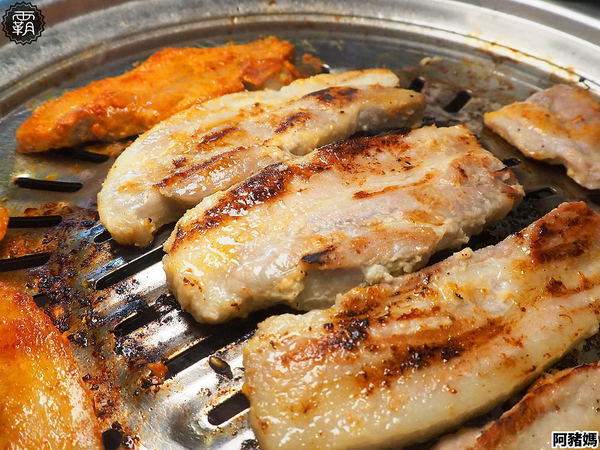 阿豬媽아줌마韓式烤肉x火鍋吃到飽(總店)： 阿豬媽韓式烤肉火鍋吃到飽，中友商圈燒烤吃到飽，韓國老闆醃漬醬肉，多達40種食材！