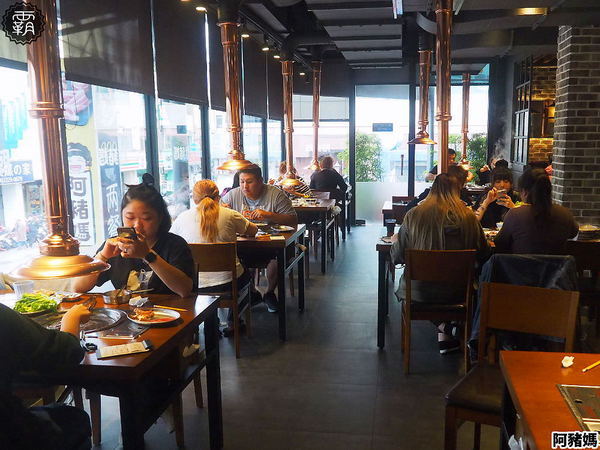 阿豬媽아줌마韓式烤肉x火鍋吃到飽(總店)： 阿豬媽韓式烤肉火鍋吃到飽，中友商圈燒烤吃到飽，韓國老闆醃漬醬肉，多達40種食材！