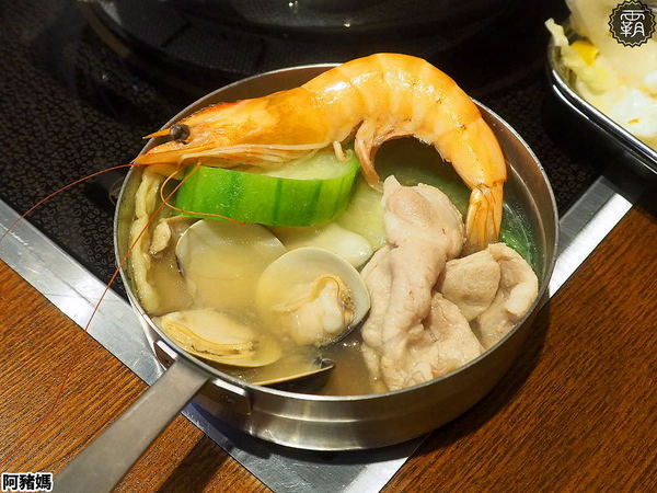 阿豬媽아줌마韓式烤肉x火鍋吃到飽(總店)： 阿豬媽韓式烤肉火鍋吃到飽，中友商圈燒烤吃到飽，韓國老闆醃漬醬肉，多達40種食材！