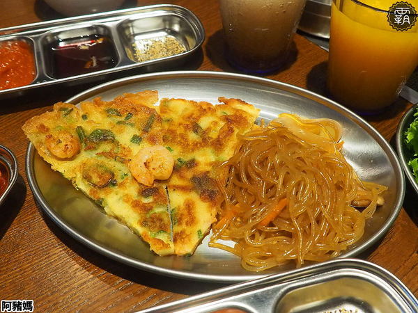 阿豬媽아줌마韓式烤肉x火鍋吃到飽(總店)： 阿豬媽韓式烤肉火鍋吃到飽，中友商圈燒烤吃到飽，韓國老闆醃漬醬肉，多達40種食材！