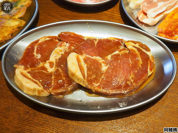 阿豬媽아줌마韓式烤肉x火鍋吃到飽(總店)： 阿豬媽韓式烤肉火鍋吃到飽，中友商圈燒烤吃到飽，韓國老闆醃漬醬肉，多達40種食材！