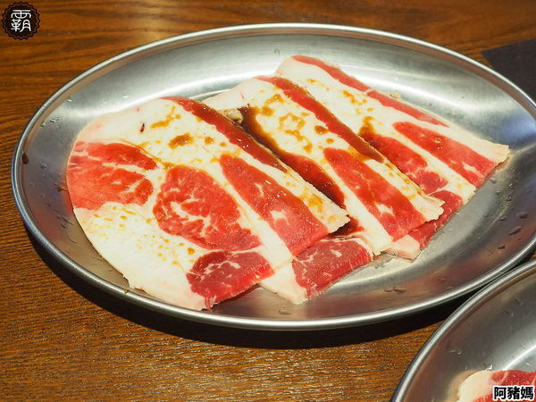 阿豬媽아줌마韓式烤肉x火鍋吃到飽(總店)： 阿豬媽韓式烤肉火鍋吃到飽，中友商圈燒烤吃到飽，韓國老闆醃漬醬肉，多達40種食材！