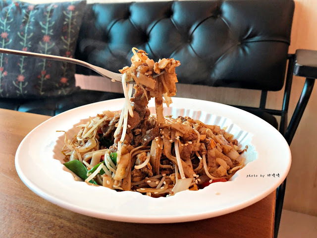 【台中 大里】尊珈啡enjoy coffee🎵🎶🎵二訪美味更升級，每天都有新甜點，菜單不定期更換，每一道餐點都非常好吃，不論內用、外帶都可以，近十九甲健康公園及Dali Art藝術廣場~