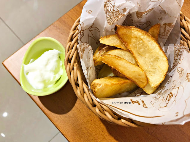 【台中 大里】尊珈啡enjoy coffee🎵🎶🎵以客為尊，以「尊」為家，讓人超放鬆的居家咖啡小店，老闆是香港人，超厚西多士根本無敵，自家調製義式肉醬外面真的吃不到，每天還有不同的手做甜點，驚喜不斷，