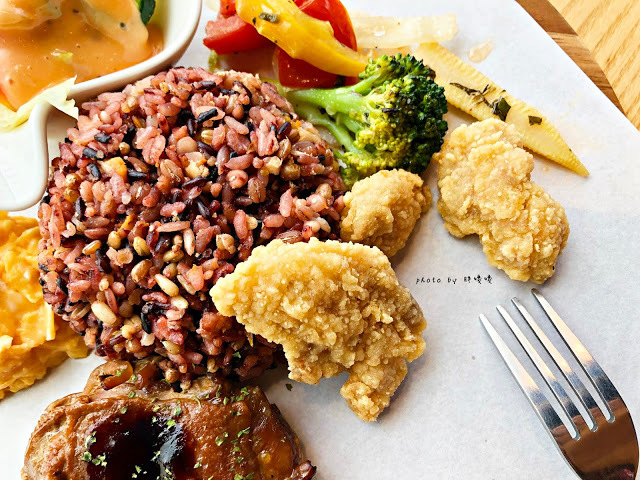 【台中 北屯】尼克咖啡-微笑大坑店😊空間寬敞，環境舒適，親子友善餐廳，用餐大雄陪伴還可以騎小馬，平價早午餐，免服務費，附近好停車~