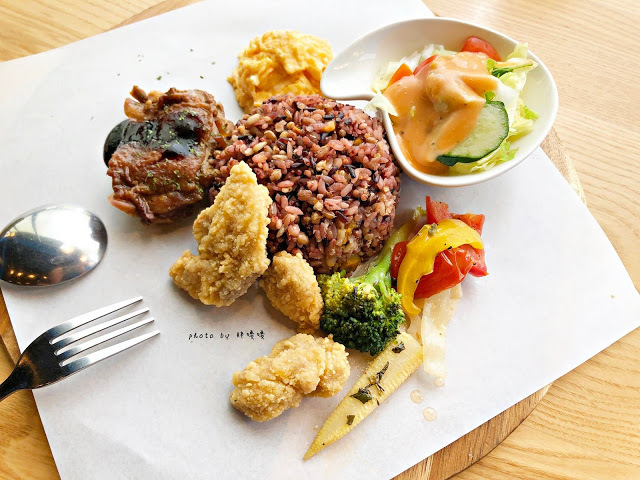 【台中 北屯】尼克咖啡-微笑大坑店😊空間寬敞，環境舒適，親子友善餐廳，用餐大雄陪伴還可以騎小馬，平價早午餐，免服務費，附近好停車~