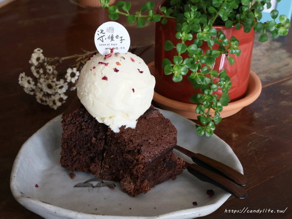 柒種日子:台中美食│柒種日子〃乾燥花咖啡廳,甜點款式超多,近台中花博后里區~