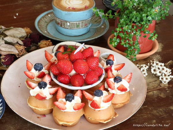 柒種日子:台中美食│柒種日子〃乾燥花咖啡廳,甜點款式超多,近台中花博后里區~