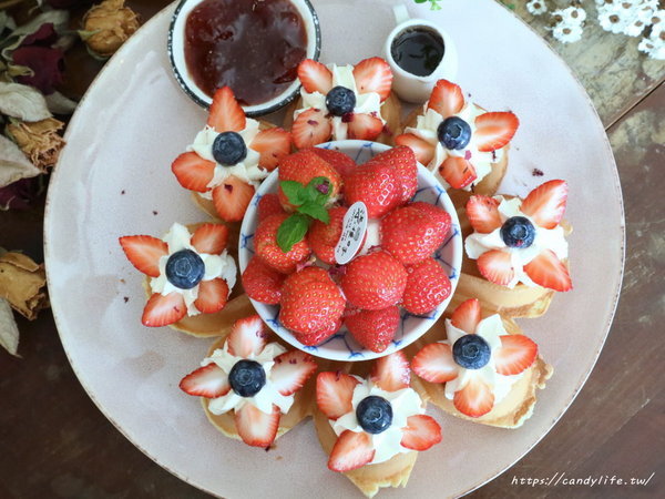 柒種日子:台中美食│柒種日子〃乾燥花咖啡廳,甜點款式超多,近台中花博后里區~