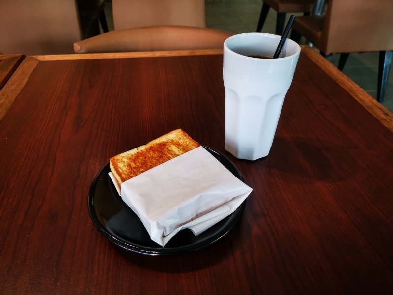 跳躍的宅男 - [花蓮美食]老司機創意三明治-吐司烤得好酥脆 皮蛋肉鬆&馬鈴薯沙拉就是我的愛 花蓮早午餐 花蓮後火車站美食推薦 #VLOG