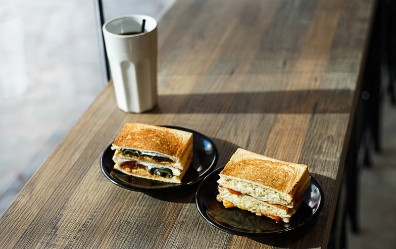 跳躍的宅男 - [花蓮美食]老司機創意三明治-吐司烤得好酥脆 皮蛋肉鬆&馬鈴薯沙拉就是我的愛 花蓮早午餐 花蓮後火車站美食推薦 #VLOG