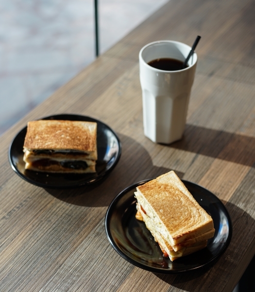 跳躍的宅男 - [花蓮美食]老司機創意三明治-吐司烤得好酥脆 皮蛋肉鬆&馬鈴薯沙拉就是我的愛 花蓮早午餐 花蓮後火車站美食推薦 #VLOG
