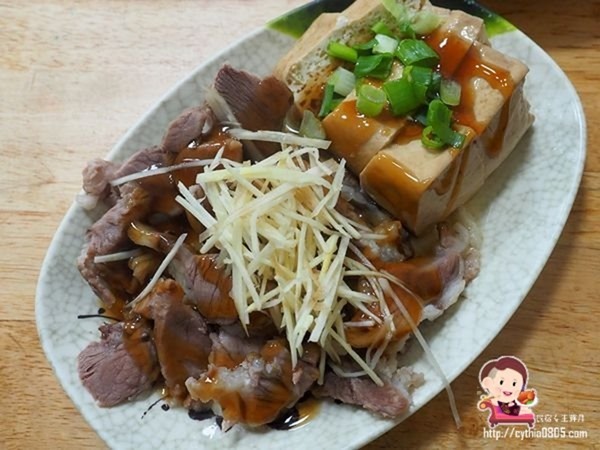 桃園大園美食-272榕樹下小吃店-低調不起眼小吃店,手切滷肉飯好好吃,用餐時間是客滿的啊!!! @民宿女王芽月-美食.旅遊.全台趴趴走