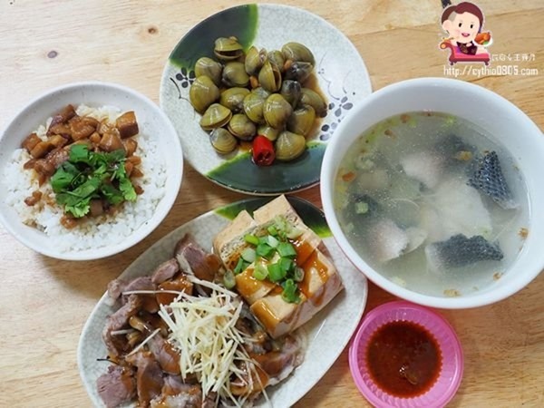 桃園大園美食-272榕樹下小吃店-低調不起眼小吃店,手切滷肉飯好好吃,用餐時間是客滿的啊!!! @民宿女王芽月-美食.旅遊.全台趴趴走