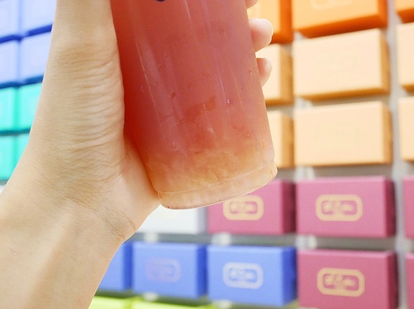 禮采芙：禮采芙-台北西門飲品  家樂福1樓繽紛網美店  以台灣在地茶葉搭配新鮮水果  還有超牽絲的巧巴達三明治  下午茶時間就來這邊報到吧