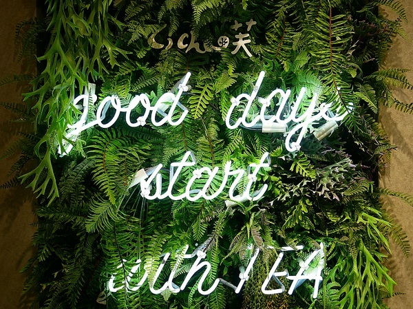 禮采芙：禮采芙-台北西門飲品  家樂福1樓繽紛網美店  以台灣在地茶葉搭配新鮮水果  還有超牽絲的巧巴達三明治  下午茶時間就來這邊報到吧