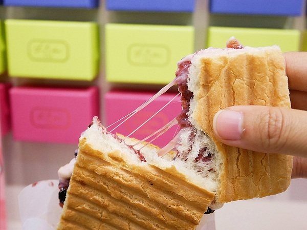 禮采芙：禮采芙-台北西門飲品  家樂福1樓繽紛網美店  以台灣在地茶葉搭配新鮮水果  還有超牽絲的巧巴達三明治  下午茶時間就來這邊報到吧