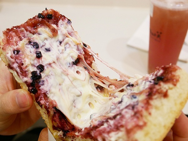 禮采芙：禮采芙-台北西門飲品  家樂福1樓繽紛網美店  以台灣在地茶葉搭配新鮮水果  還有超牽絲的巧巴達三明治  下午茶時間就來這邊報到吧