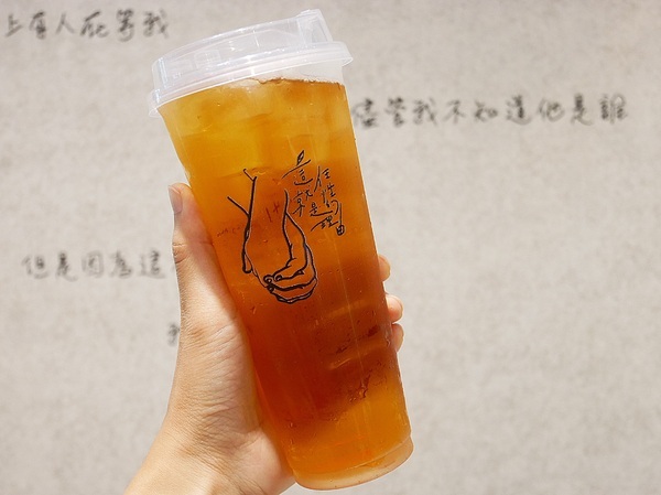 禮采芙：禮采芙-台北西門飲品  家樂福1樓繽紛網美店  以台灣在地茶葉搭配新鮮水果  還有超牽絲的巧巴達三明治  下午茶時間就來這邊報到吧